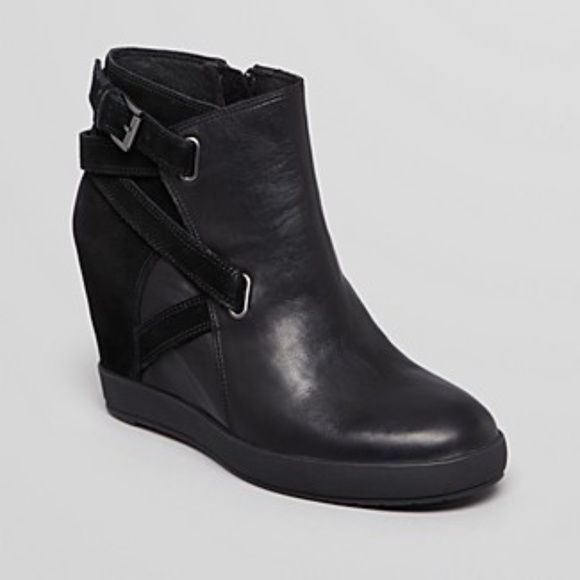 7.5 m Gently Worn Eileen Fisher Black Oiled Leather and Suede Ankle Bootie - Picture 1 of 8